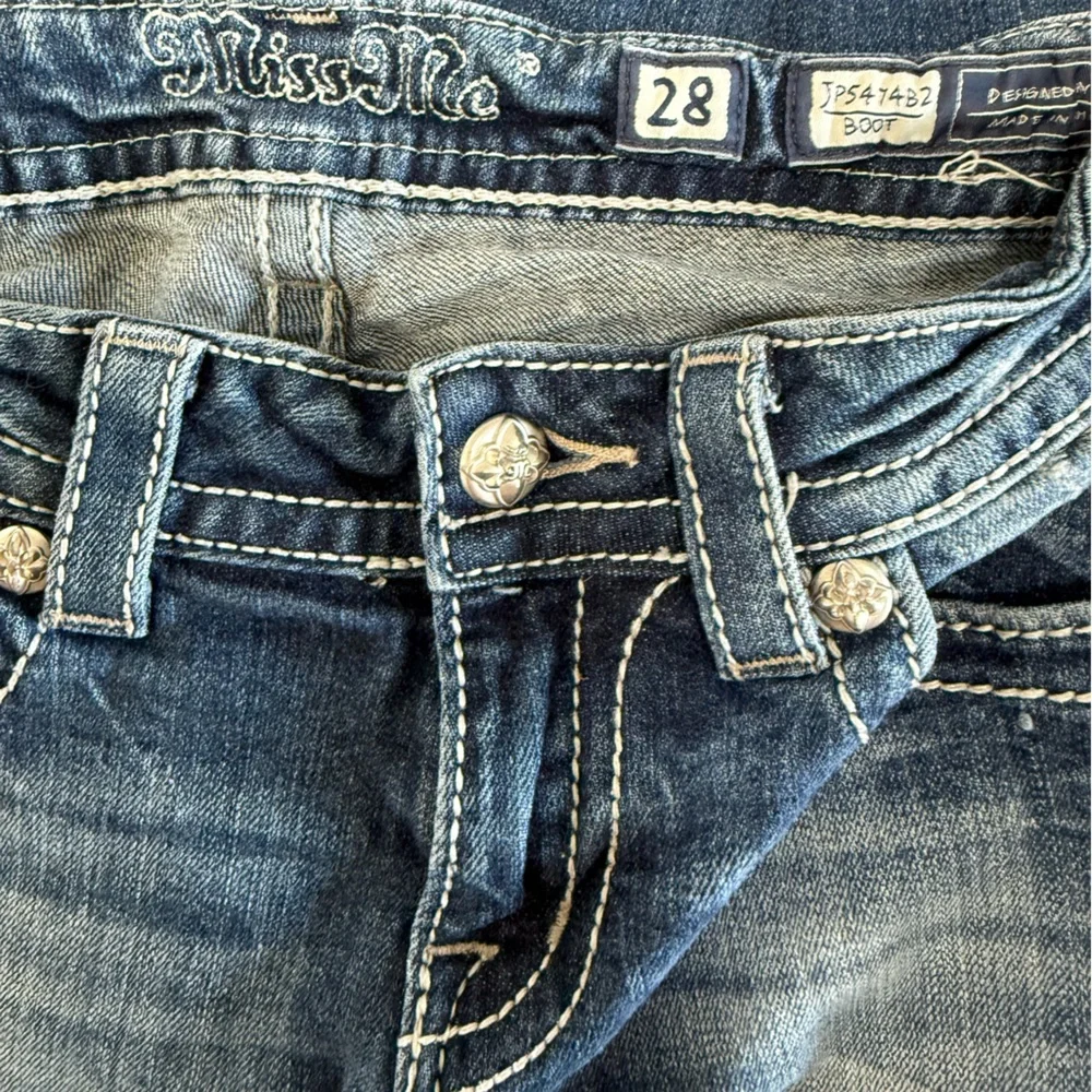 Miss Me Boot Cut Jeans Embroidered & Embellished Crystal Feather Pockets Size 28